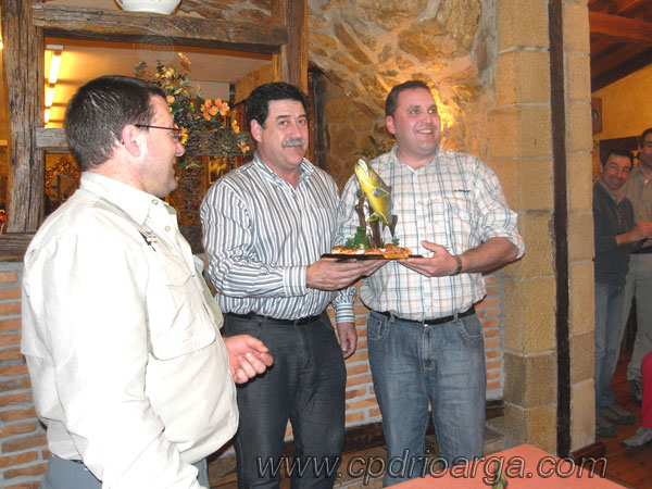 Iván Vergé recibiendo el trofeo a la pieza mayor pieza-mayor